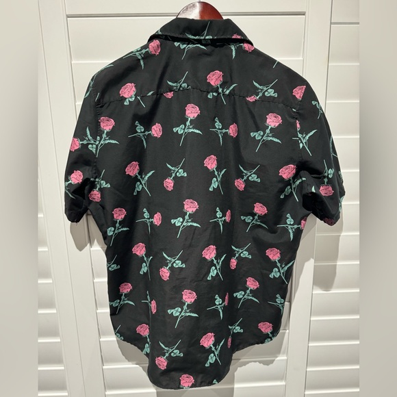 Weekend Warrior Roses Mens's Short Sleeve Collared Button Down Shirt Size L. - Picture 2 of 4